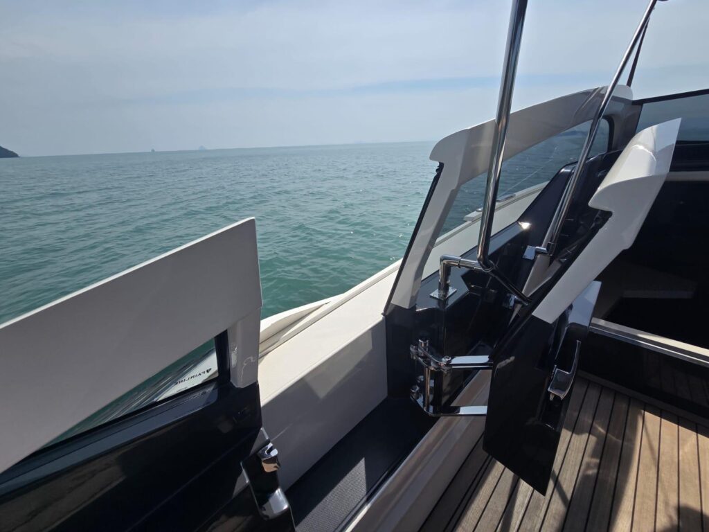 2020-fairline-fline-33-power-9676826-20250213014920673-1_XLARGE.jpg