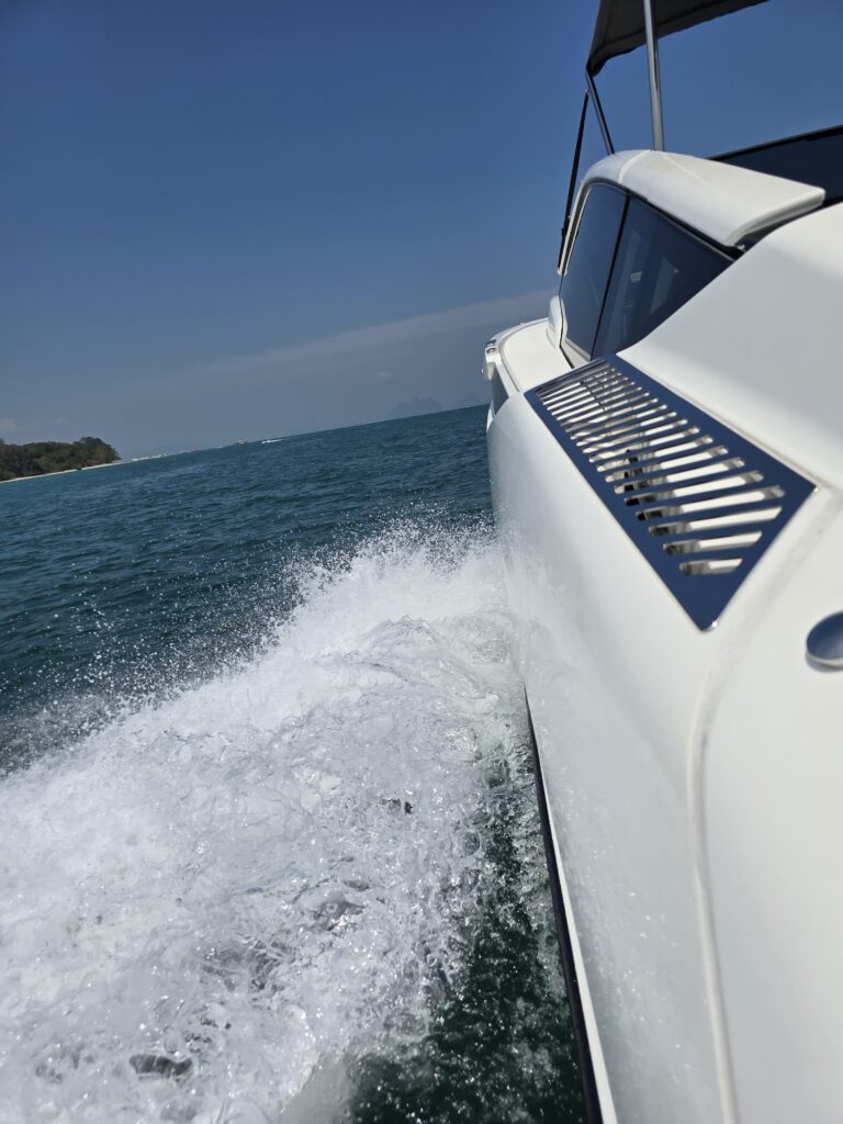 2020-fairline-fline-33-power-9676826-20250213015057327-1_XLARGE.jpg