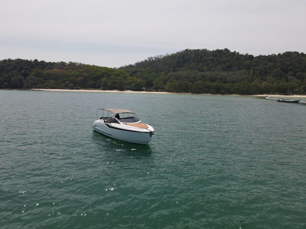 2020-fairline-fline-33-power-9676826-20250213015418315-1_XLARGE.jpg