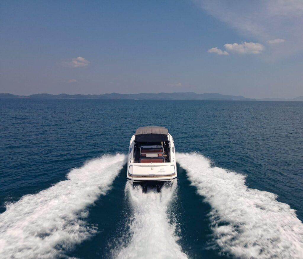 2020-fairline-fline-33-power-9676826-20250213015625467-1_XLARGE.jpg