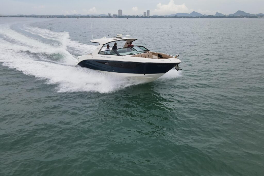 2019 Sea Ray SLX 400 Outboard cruising on open water